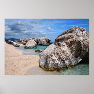 Pôster Grandes rochas na praia de Cala Mariolu na Sardenh