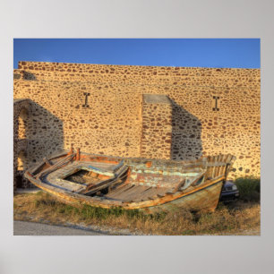 Pôster Grécia, Santorini, Oia. Navio de pesca velho a se