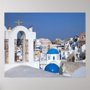 Pôster Grécia, Santorini. Torre sineira e cúpulas azuis d
