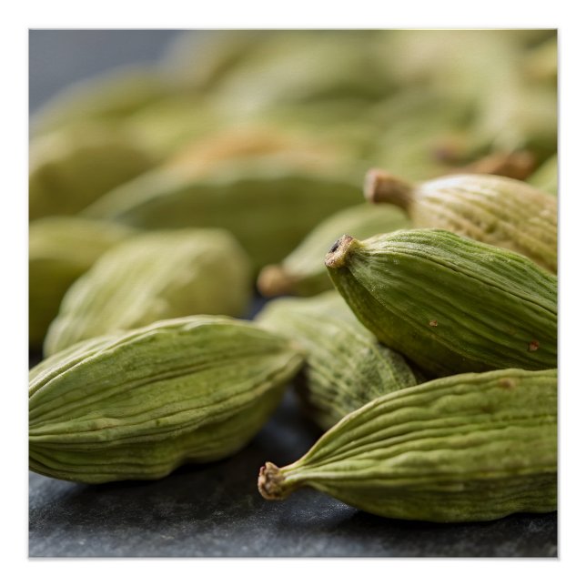 Pôster Green Cardamom Pods Macro Zoom Aromatic Spice Text (Frente)