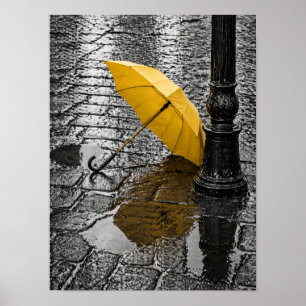 Poster Guarda-chuva Amarelo Aberto na Rua de Paralelepípe