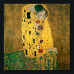 Pôster Gustav Klimt - The Kiss (El Beso, Le Baiser)<br><div class="desc">Reproduction Art Nouveau poster da pintura "The Kiss" (El Beso, La Baiser) do renomado artista simbolista austríaco Gustav Klimt (1862-1918). O poster retrata um casal que abraça um jardim floral com seus corpos entrelaçados em teias elaboradas de ouros. As notas vermelhas, pretas e azuis também apresentam forte influência em toda...</div>
