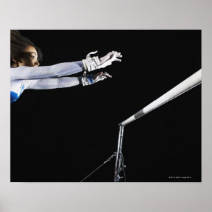 Poster Gymnast (9-10) que alcança para os bares desiguai