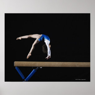 Poster Gymnast (9-10) que lança no feixe de equilíbrio,