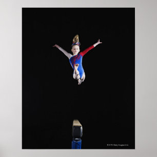 Pôster Gymnast (9-10) que pula no feixe de equilíbrio