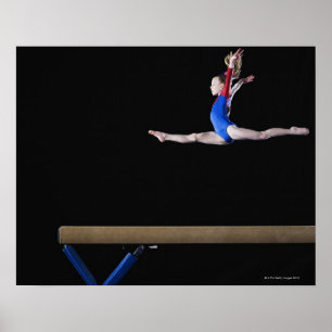 Poster Gymnast (9-10) que pula no feixe de equilíbrio 2