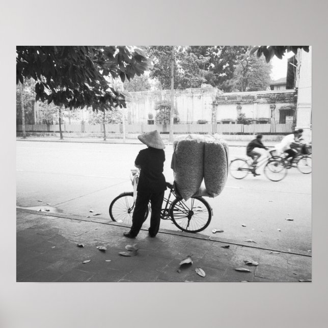 Pôster Hanoi Vietnã, Mulher de Entrega de Bicicleta (NR) (Frente)