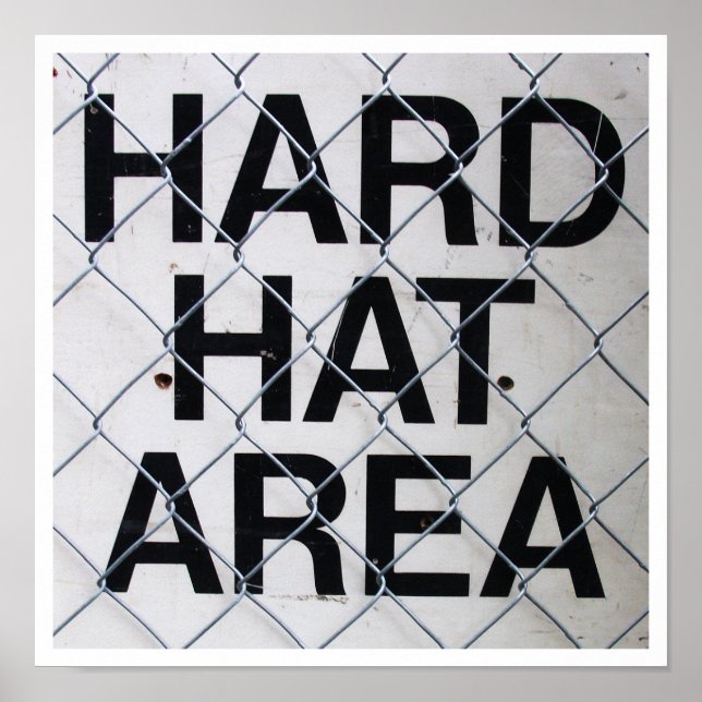 Pôster Hard Hat Area Sign under Chain-Link Fence (Frente)