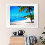 Poster Hawaii Tropical Palm Tree Foto De Areia Na Hora Da<br><div class="desc">"Na hora da praia." Volte às memórias de dias de praia tropical preguiçosos sempre que você olha para esta poster de férias no Havaí de uma palmeira solitária em uma praia arenosa, crescente, com claros céus azuis turquesas e água. Excelente para qualquer quarto na sua casa! Você pode personalizar facilmente...</div>