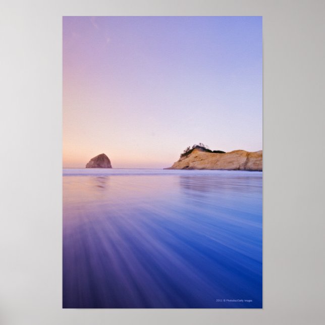 Poster Haystack Rock At Dawn Blurred Blue Purple Waves (Frente)