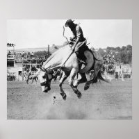 Homem cavalgando cavalo em rodeio