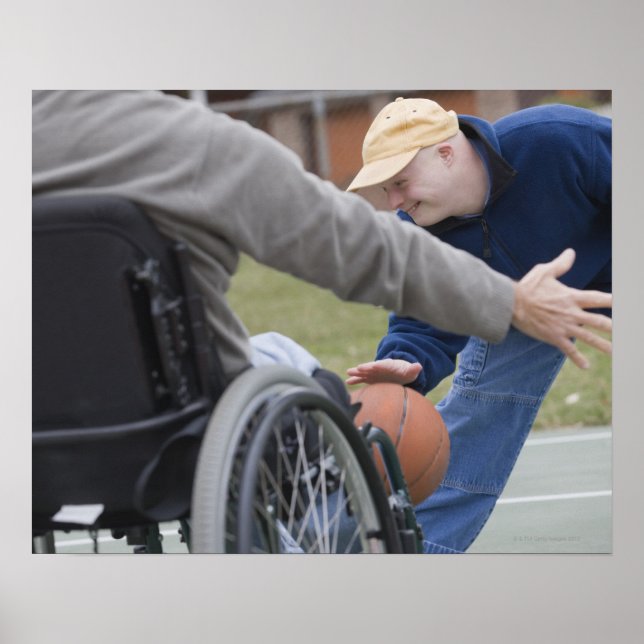 Poster Homem com deficiência jogando basquete com seu fil (Frente)