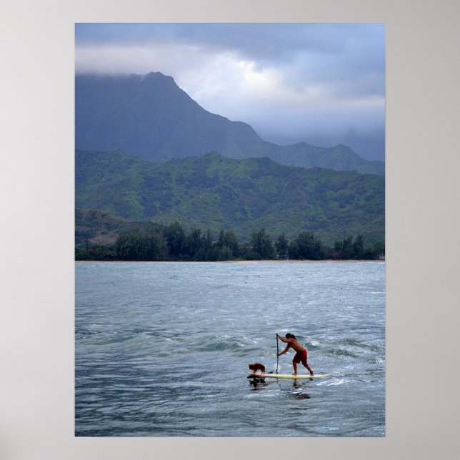 Poster Homem e Cachorro em Paddleboard em Hanalei Bay (Frente)