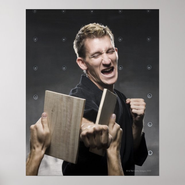 Pôster homem em um karatê negro que pratica artes marciai (Frente)