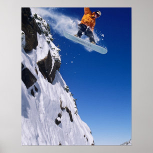 Pôster Homem em uma prancha de snowboard saltando de uma