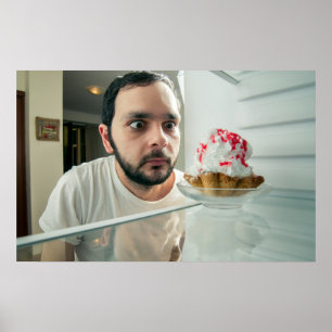 Poster Homem engraçado olhando para geladeira