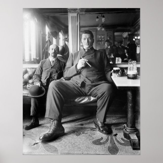 Pôster Homem Gigante Bebendo Cerveja, 1910. Vintage Photo (Frente)