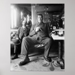 Pôster Homem gigante que bebe uma cerveja, 1910. Foto do