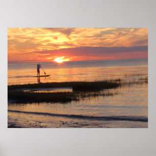 Pôster Homem no conselho de pá no por do sol em Cape Cod