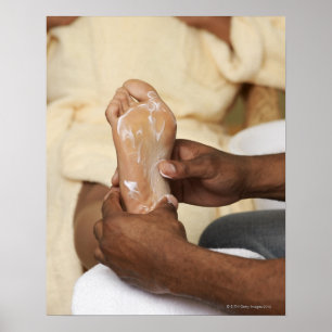 Pôster Homem que faz massagens o pé da mulher