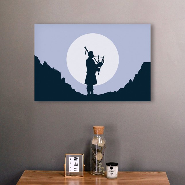 Poster Homem tocando gaita de foles à luz da lua (Man playing bagpipes in the moonlight poster)
