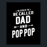 Poster Homens Abençoados por Serem Chamados Pai e Pop Pop<br><div class="desc">Você É Pop-Pop? Parece que você se divertiria Vestindo isso abençoado por ser chamado de Pai e Roupa Pop-Pop. Compre um para si mesmo hoje. Conhece Alguém Que É Pop-Pop? Eles Se Divertiriam Vestindo Este Vestuário De Pop De Pop? Peça hoje e seja aquele amigo pensativo que dá os presentes...</div>