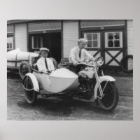 Homens na motocicleta Harley Davidson com Sidecar