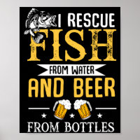 Homens resgatam peixes da água e cerveja de garraf