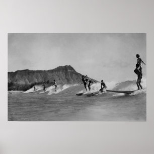 Pôster Honolulu, Havaí - surfistas fora da praia de