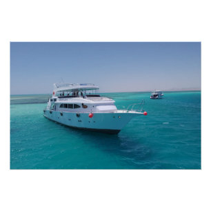 Pôster Iate branco-neve perto da Ilha Branca no Mar Verme