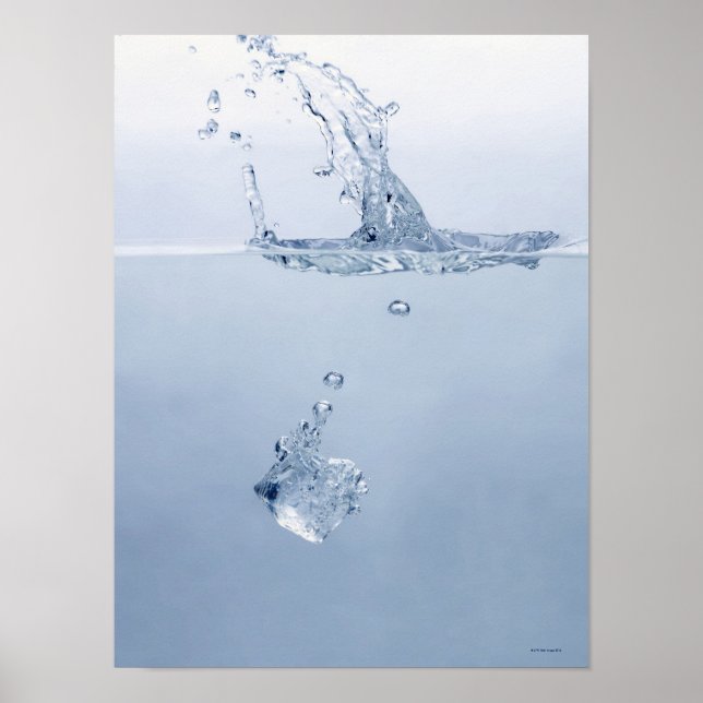 Poster Ice cube splashing into water (Frente)