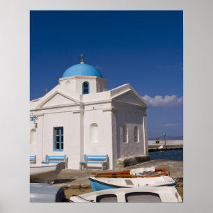 Poster Igreja branca na praia perto do Mar Egeu em