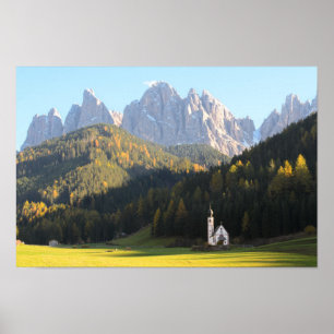 Pôster Igreja com fundo da montanha das dolomites