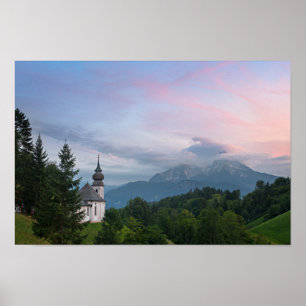 Poster Igreja com montanhas Alps no pôr do sol