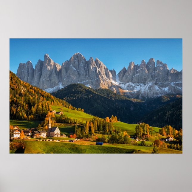 Poster Igreja e aldeia com paisagem montanhosa (Frente)