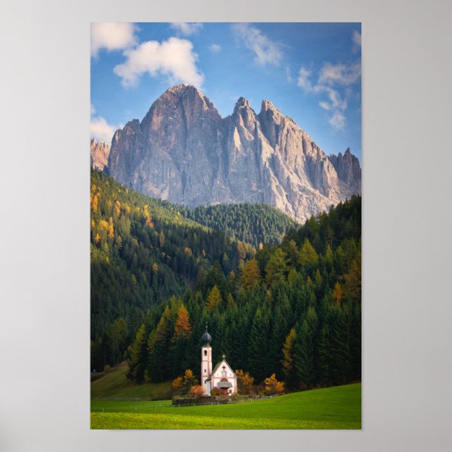 Poster Igreja em frente às montanhas Dolomites na Itália (Frente)