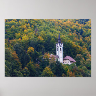 Pôster Igreja em uma floresta da queda em Slovenia