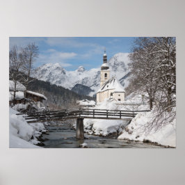 Poster Igreja na neve com montanhas alpinas no inverno