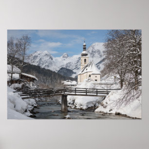 Poster Igreja na neve com montanhas alpinas no inverno