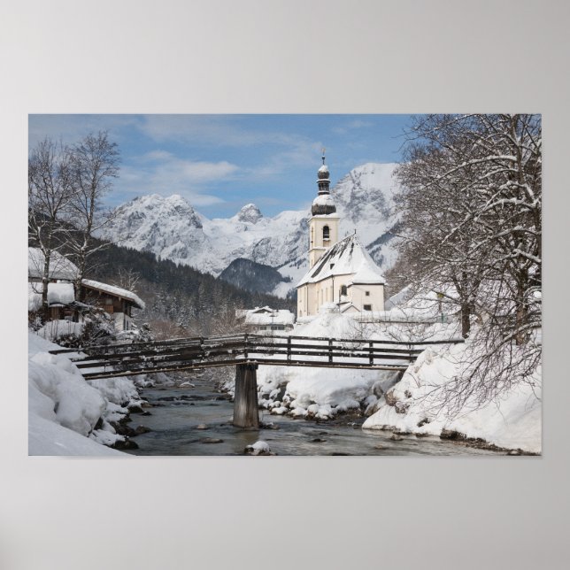 Poster Igreja na neve com montanhas alpinas no inverno (Frente)