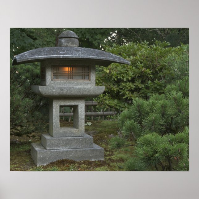Pôster Illuminated stone lantern in Japanese Garden (Frente)