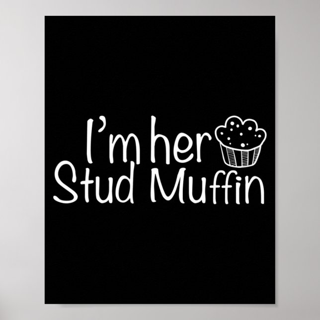 Poster Im Her Stud Muffin Funny Couples Valentine Day App (Frente)
