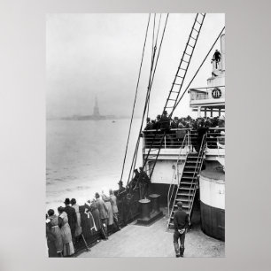 Pôster Imigrantes que vêem a foto da estátua da liberda