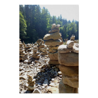 Pôster In Balance – Steintürme zwischen Wald und Wasser