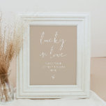 Poster ÍNDIE Boêmian Earth Toned Lucky in Love Sign<br><div class="desc">Este sinal de sorte no amor apresenta uma fonte escura e escrita à mão e um design moderno minimalista com um bege tonto boho e uma combinação de cores brancas. Altere facilmente as cores e edite o texto *maioria* para atender às necessidades da sua ocasião. Este sinal é perfeito para...</div>