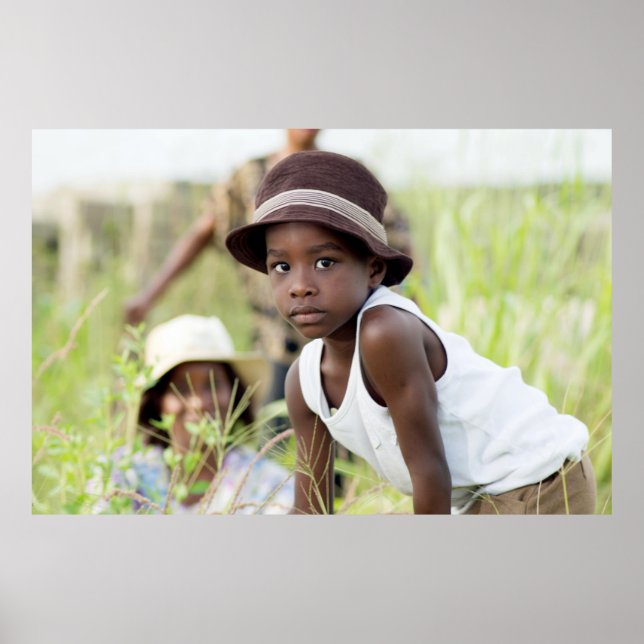 Poster Injured child in the grass. (Frente)