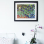 Pôster Írises de Vincent van Gogh, Arte do Jardim de Vint<br><div class="desc">Irrises (1889), de Vincent van Gogh, é uma pintura floral de paisagens de apos impressionismo de arte, que inclui um jardim com íris roxos barbudos que crescem com papoilas laranja. Uma flor branca de íris solteiro está florescendo na borda. Sobre o artista: Vincent Willem van Gogh (1853-1890) foi um dos...</div>