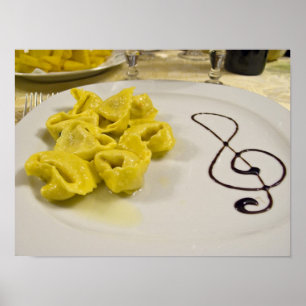 Pôster Itália, Cento. Um prato de tortellini de queijo