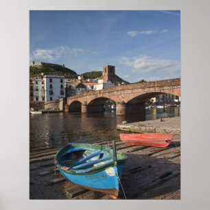 Poster Itália, Sardenha, Bosa. Vista da cidade ao longo d