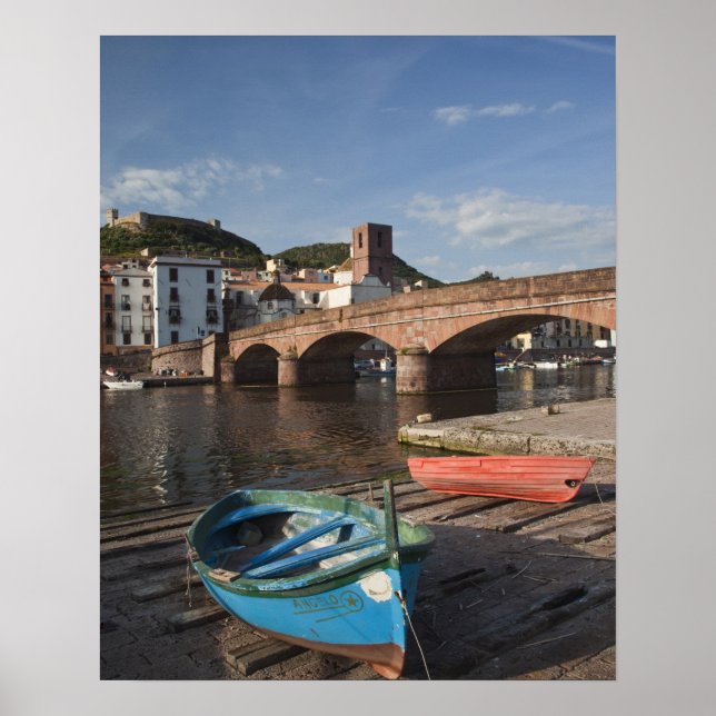 Poster Itália, Sardenha, Bosa. Vista da cidade ao longo d (Frente)
